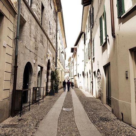 Casa Del Pittore - Elegante Appartamento Del 1200 - Centro Storico Como Exteriör bild